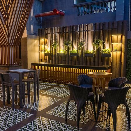 Park Inn By Radisson,South Delhi New Delhi Exteriör bild The bar at the hotel