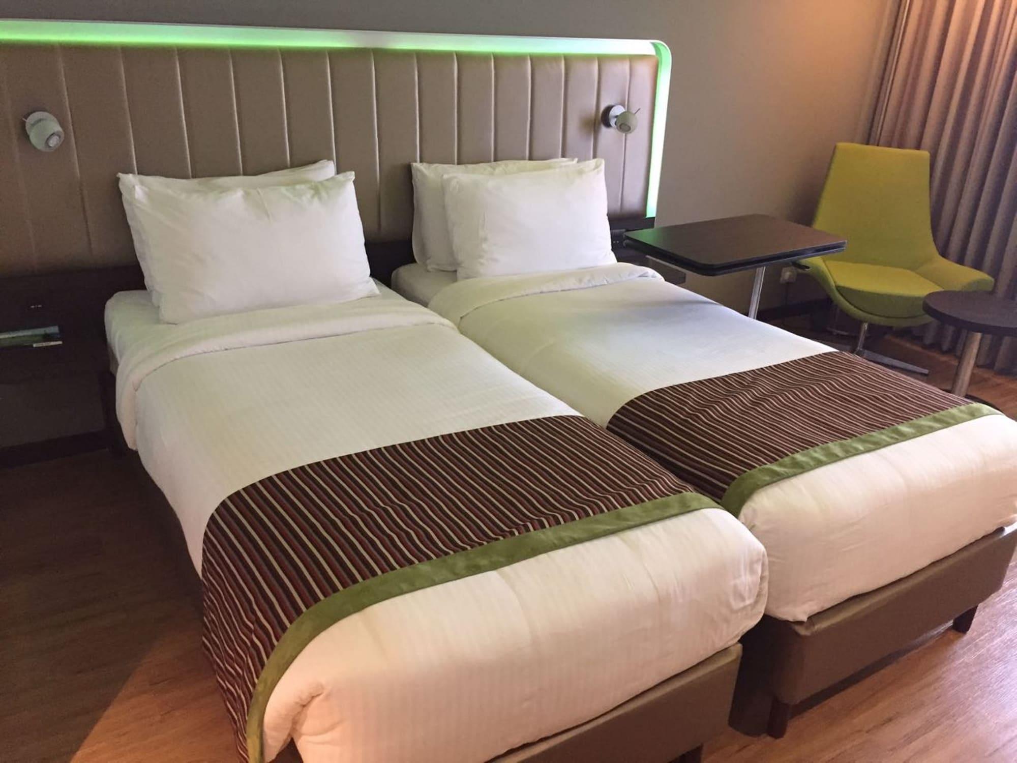 Park Inn By Radisson,South Delhi New Delhi Exteriör bild A room at the Holiday Inn Express in London
