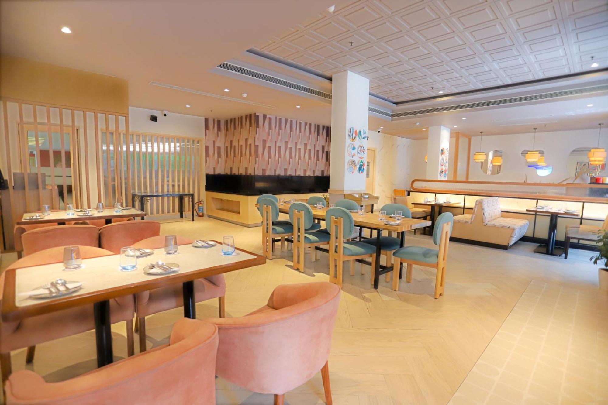 Park Inn By Radisson,South Delhi New Delhi Exteriör bild The interior of the restaurant