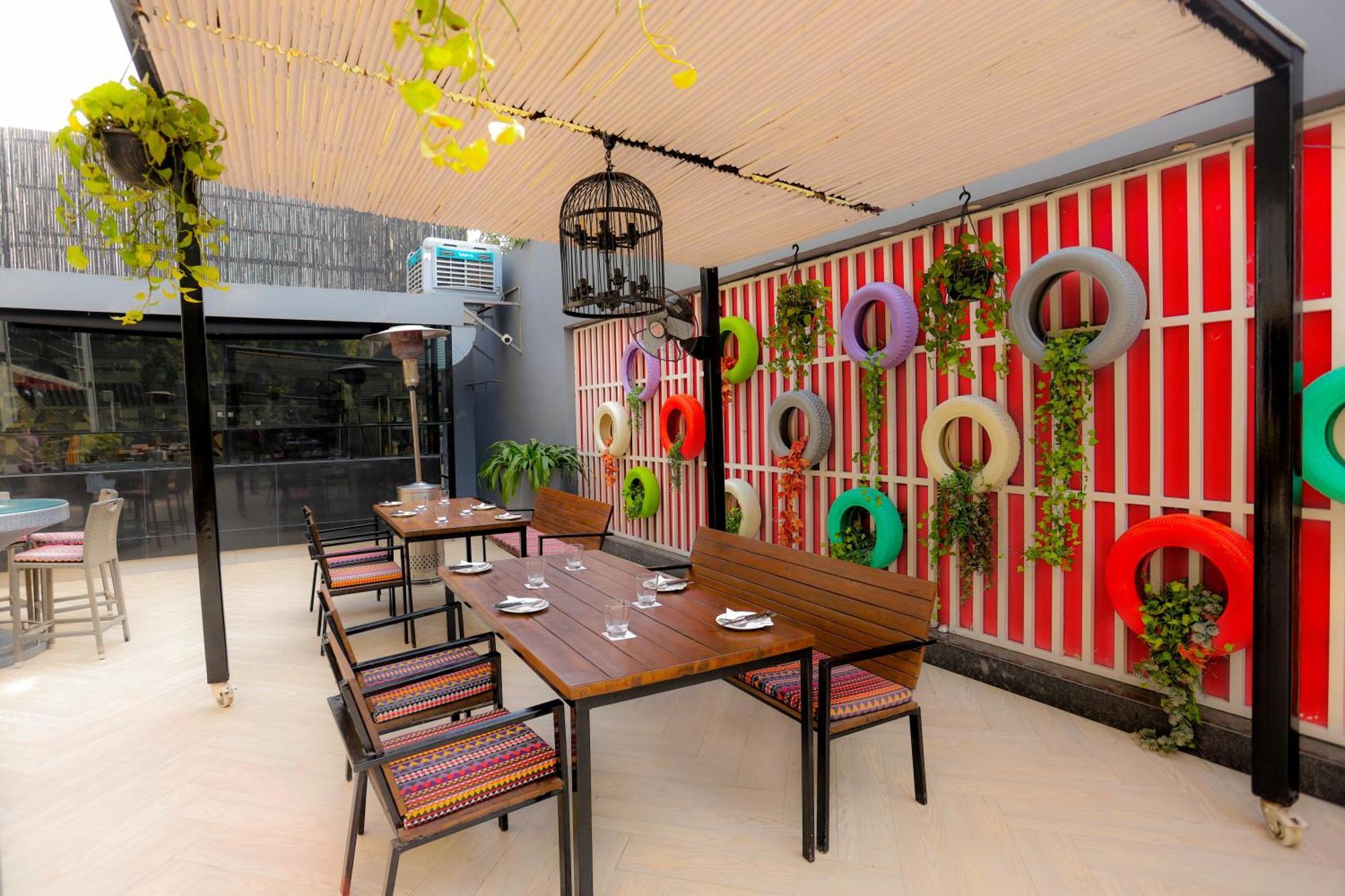 Park Inn By Radisson,South Delhi New Delhi Exteriör bild The interior of the restaurant