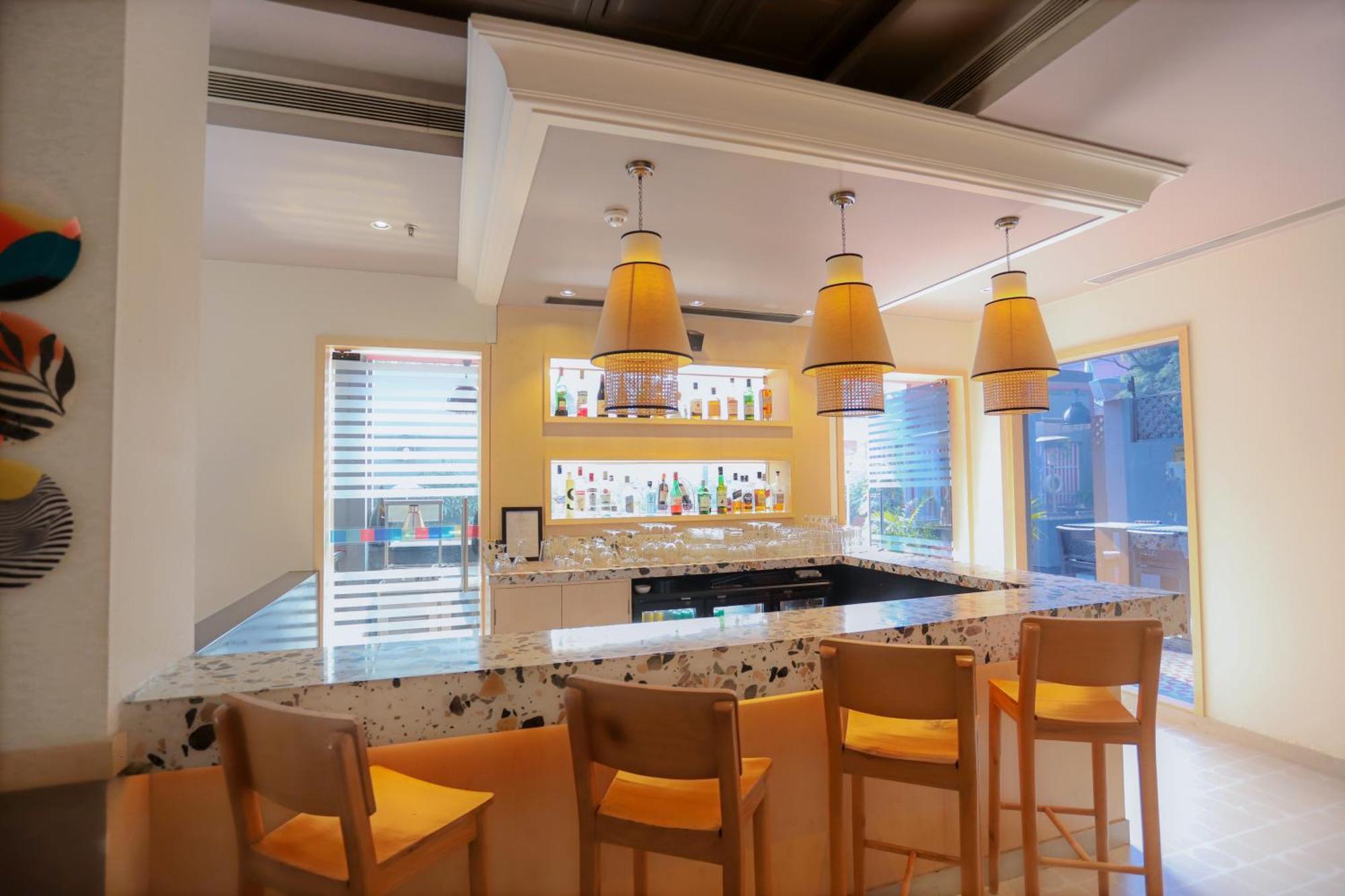 Park Inn By Radisson,South Delhi New Delhi Exteriör bild The bar at the hotel