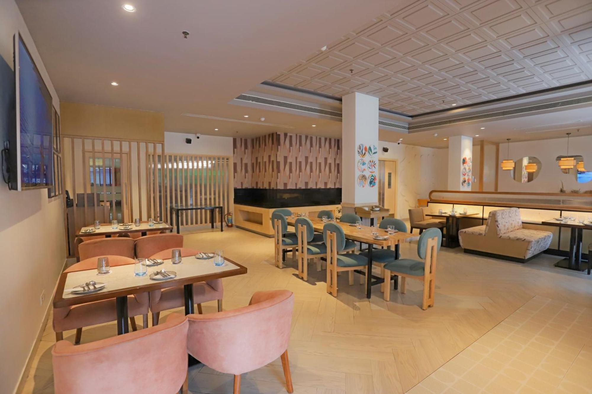 Park Inn By Radisson,South Delhi New Delhi Exteriör bild The restaurant at the hotel