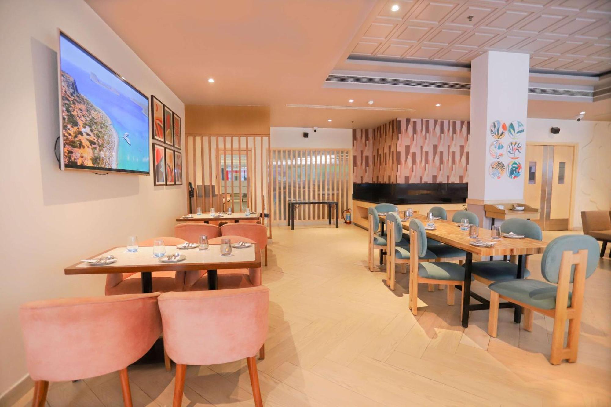Park Inn By Radisson,South Delhi New Delhi Exteriör bild The interior of the restaurant