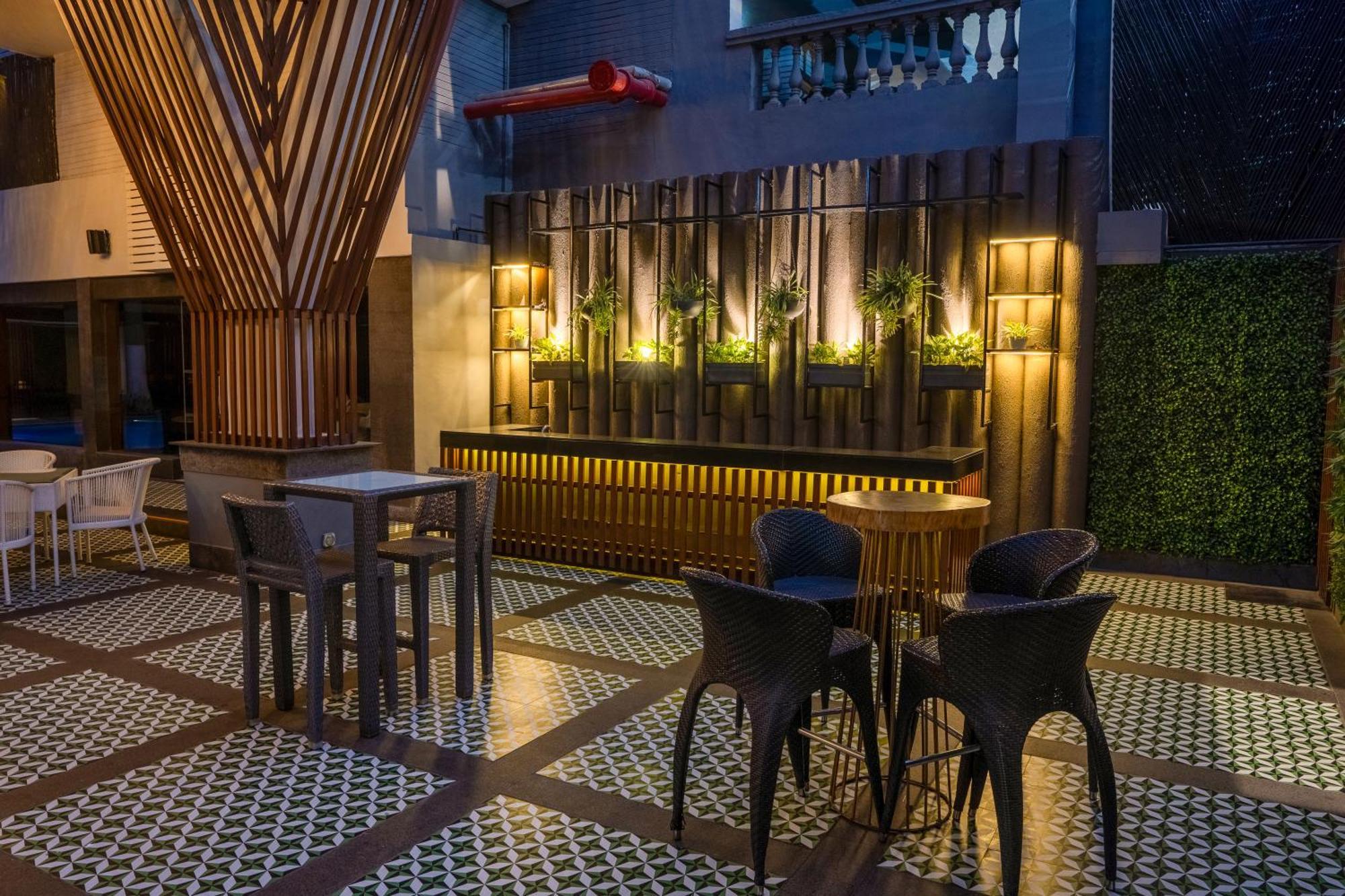 Park Inn By Radisson,South Delhi New Delhi Exteriör bild The bar at the hotel