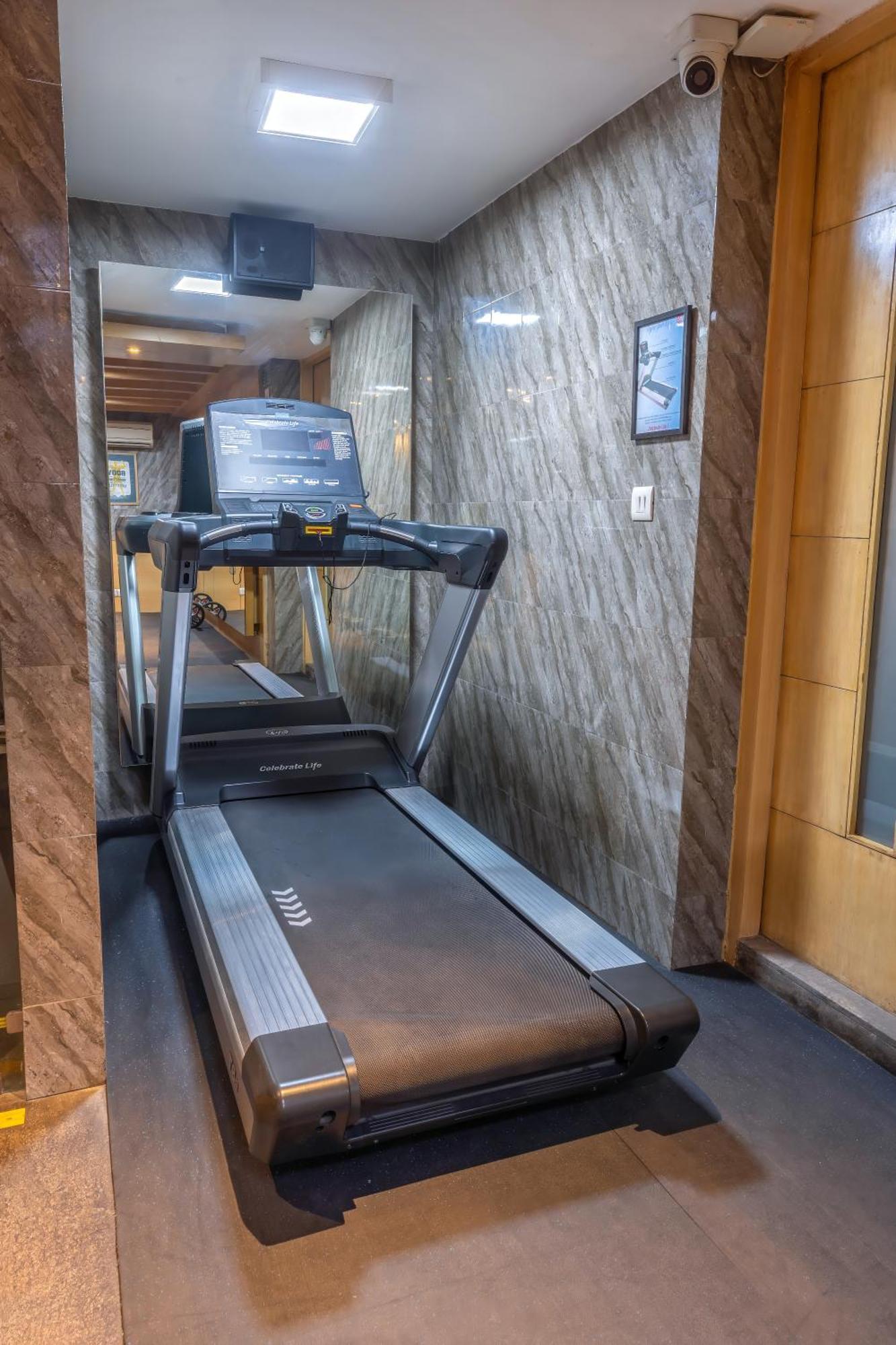 Park Inn By Radisson,South Delhi New Delhi Exteriör bild A treadmill