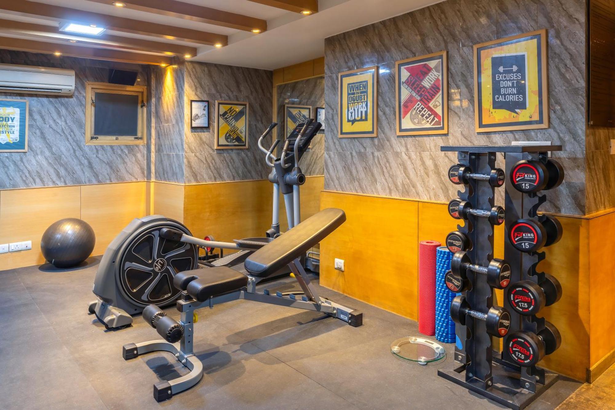 Park Inn By Radisson,South Delhi New Delhi Exteriör bild The gym at the hotel