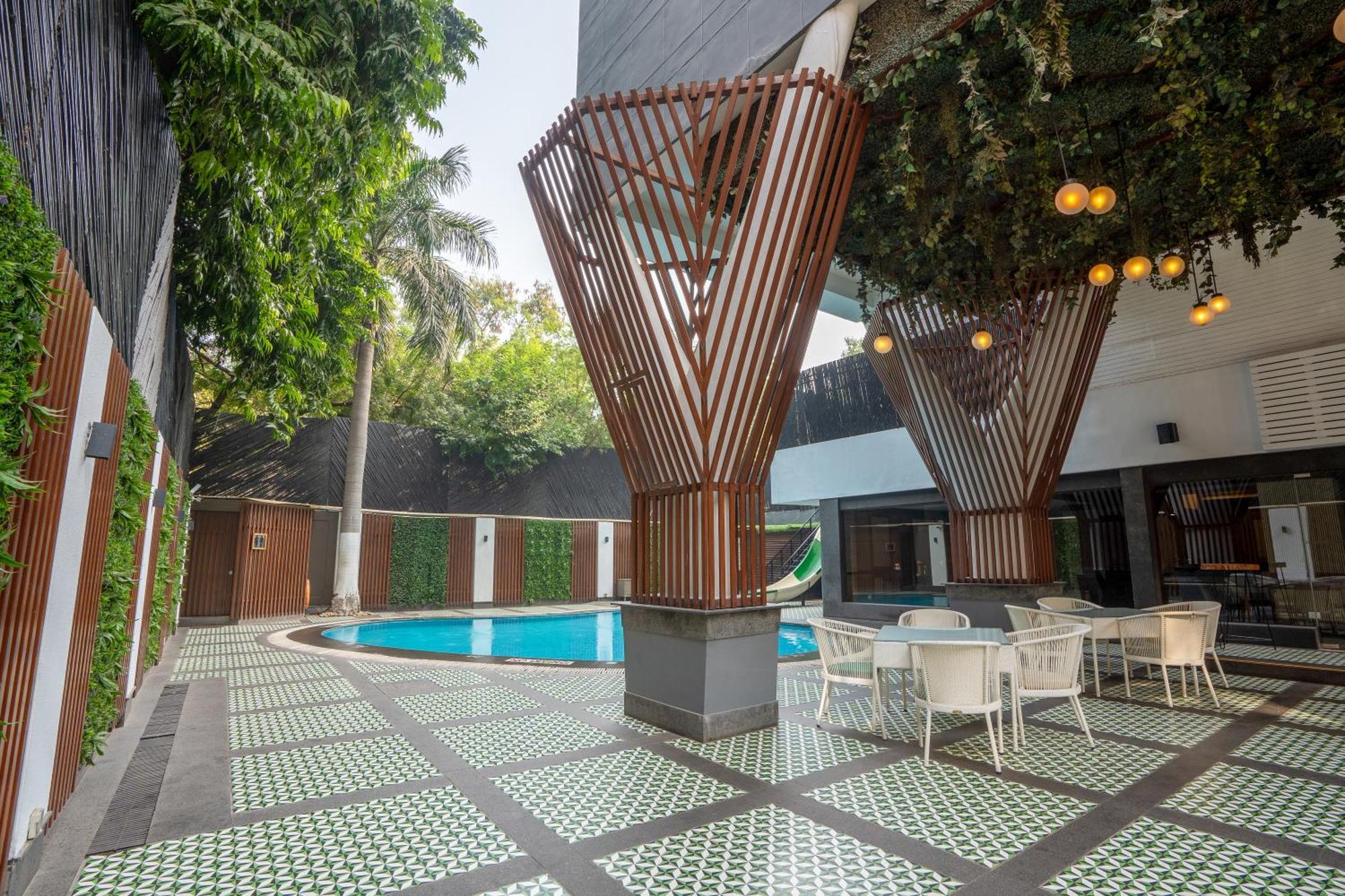 Park Inn By Radisson,South Delhi New Delhi Exteriör bild The swimming pool at the hotel