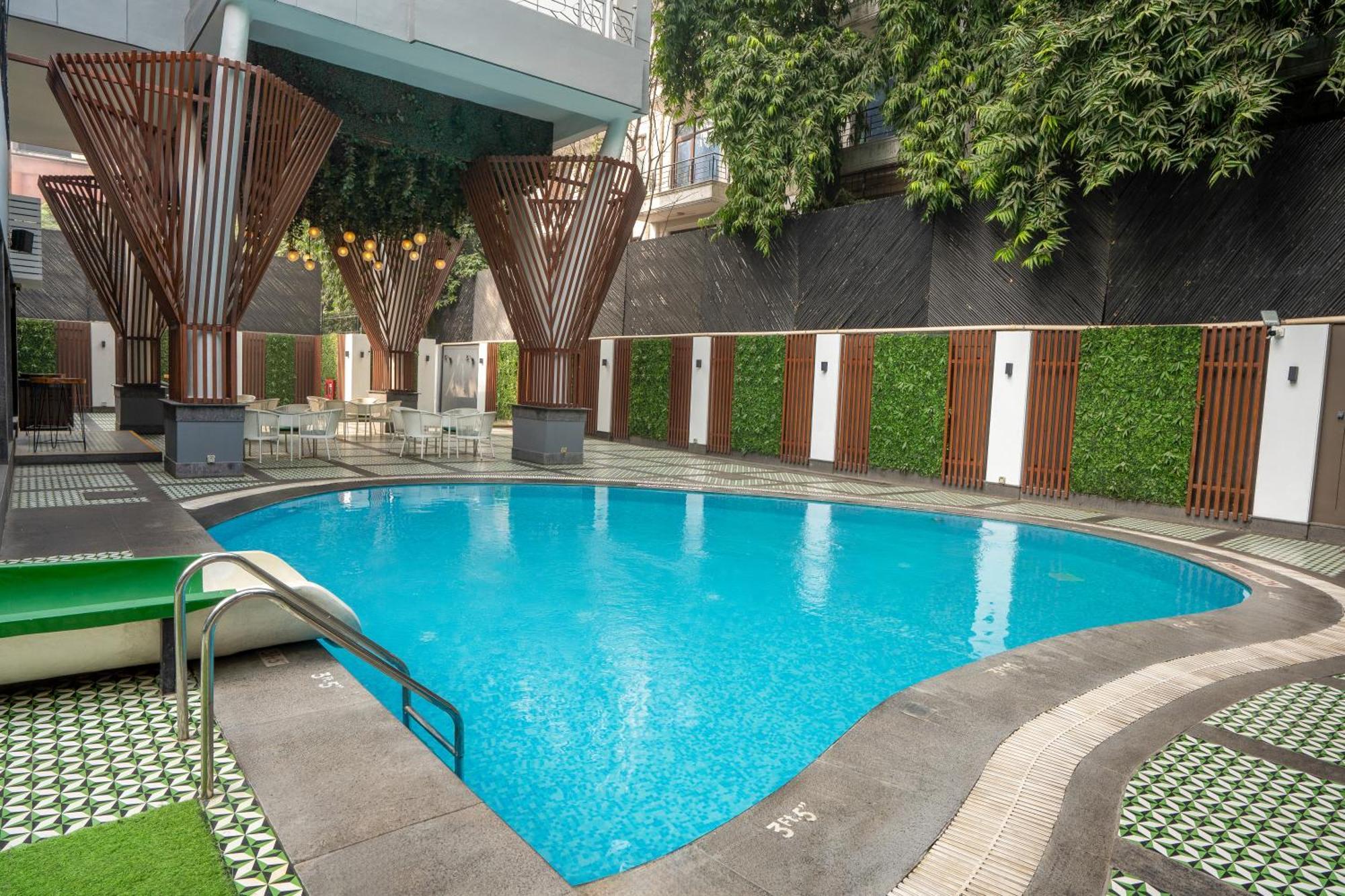 Park Inn By Radisson,South Delhi New Delhi Exteriör bild Swimming pool at the hotel