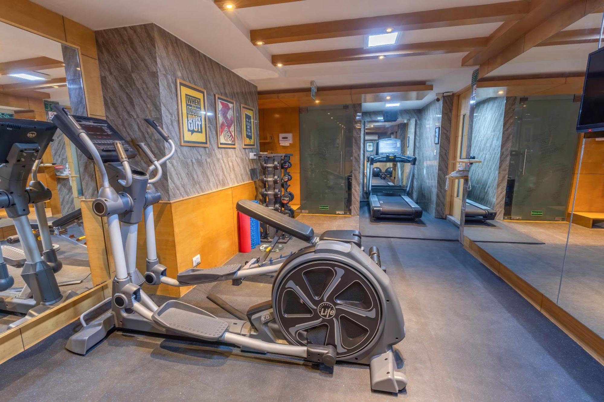 Park Inn By Radisson,South Delhi New Delhi Exteriör bild The gym at the hotel