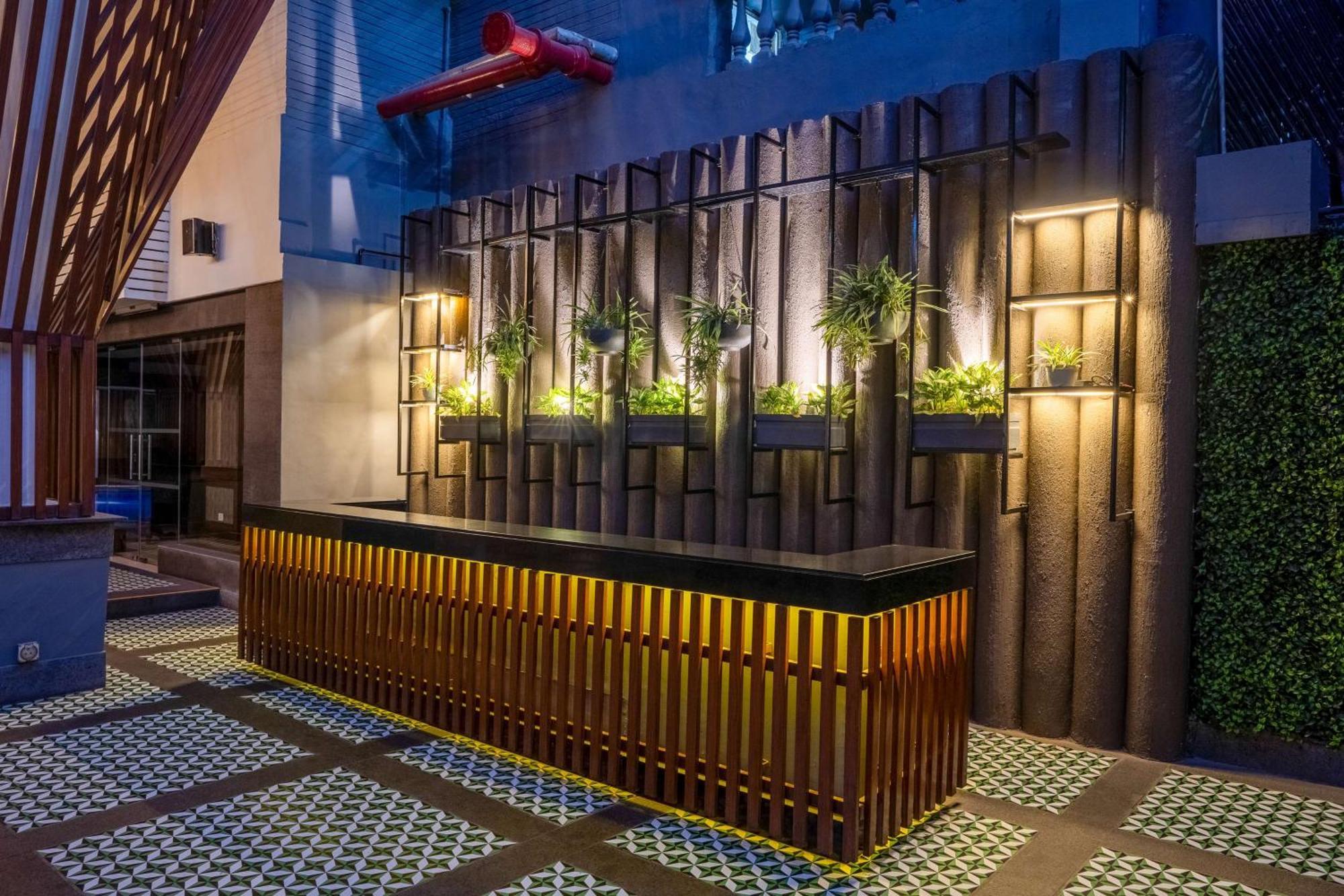 Park Inn By Radisson,South Delhi New Delhi Exteriör bild The bar at the hotel